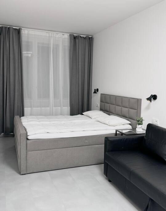 New Modern Large In New Town 3bdr Praga