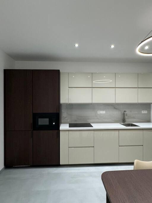 New Modern Large In New Town 3bdr * Praga
