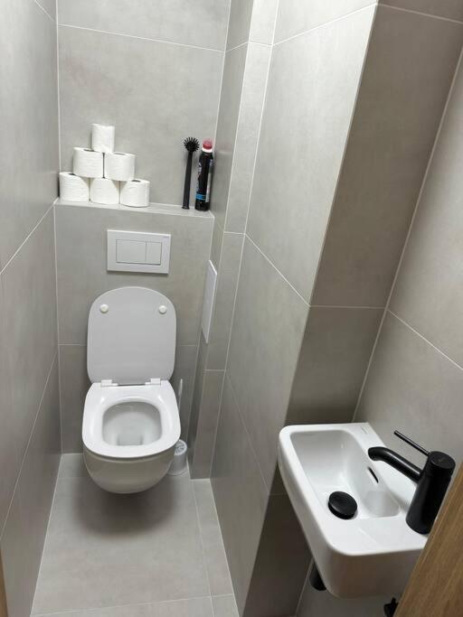 New Modern Large In New Town 3bdr * Praga